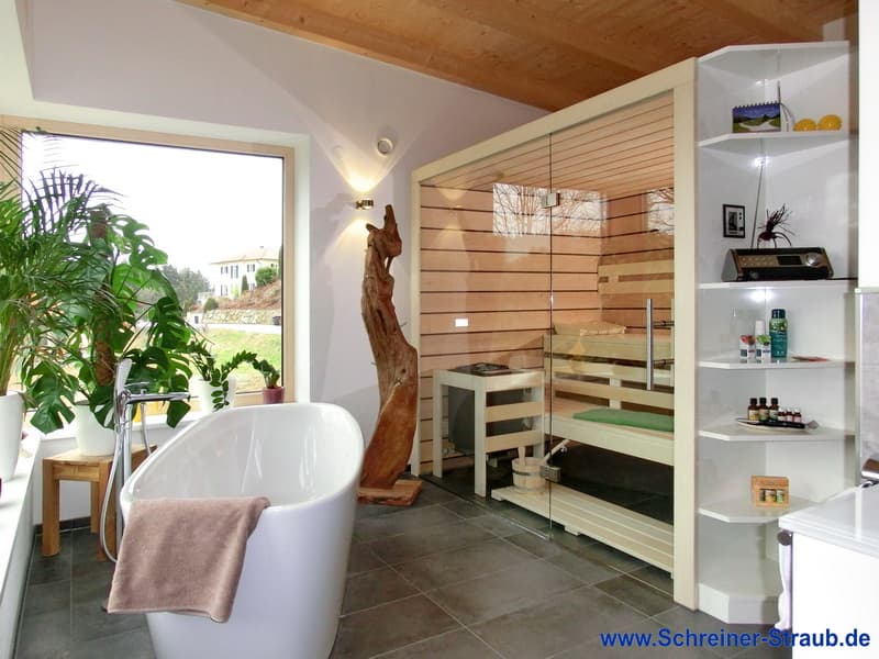 Die Sauna als Wellnessoase im geräumigen Badezimmer