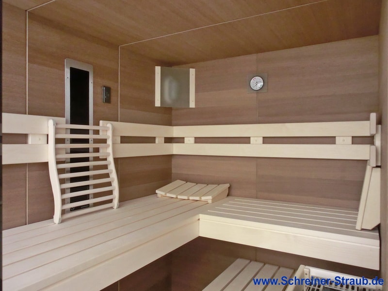 Sauna mit abgeschrägter Glasfront